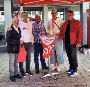 VLnR: Heinz Surek, SPD-Stadtrat Bernd Wiedenmann, Manuel Henzler, die Landtagskandidatin Lisa Späth und Sascha Teubl